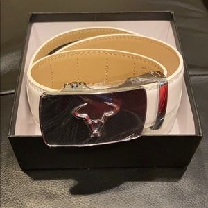 White leather self adjust belt w/ Great buckle